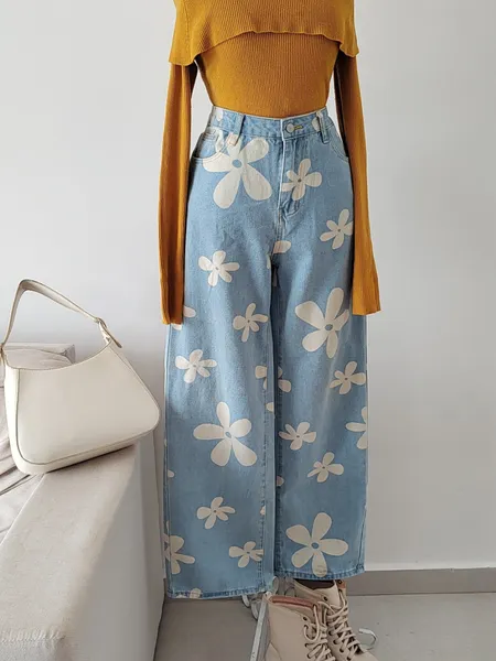 CALÇA JEANS LAVAGEM CLARA COM FLROES