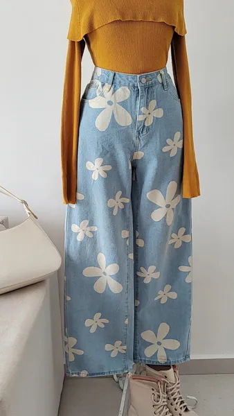 CALÇA JEANS LAVAGEM CLARA COM FLROES