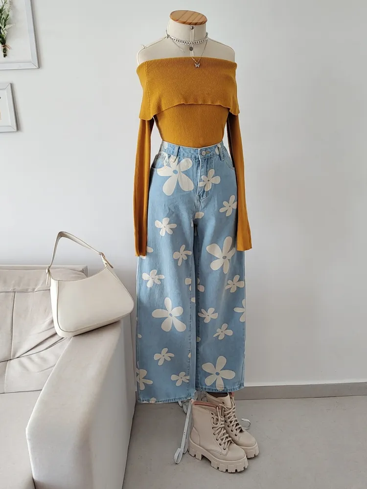 CALÇA JEANS LAVAGEM CLARA COM FLROES