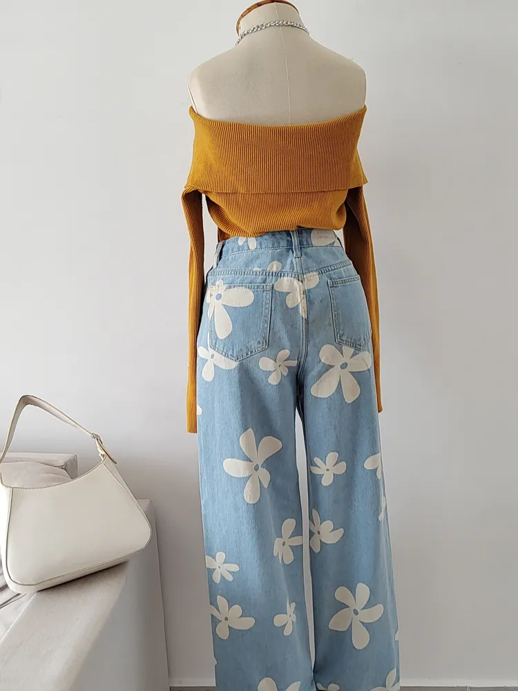 CALÇA JEANS LAVAGEM CLARA COM FLROES