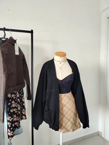 CARDIGAN PRETO COM BOLSOS LÃ PESADA QUENTINHA LINDA