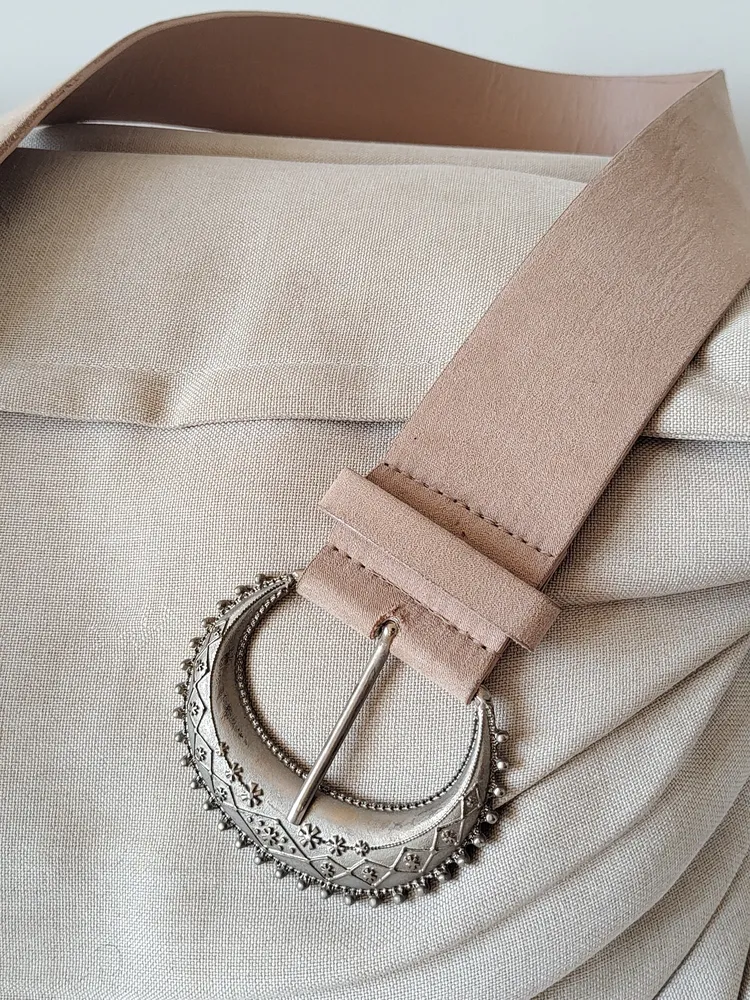 CINTO BOHO SATINATO BEGE MAXI FIVELA PRATA ENVELHECIDA