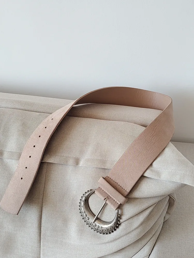 CINTO BOHO SATINATO BEGE MAXI FIVELA PRATA ENVELHECIDA