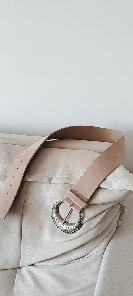 CINTO BOHO SATINATO BEGE MAXI FIVELA PRATA ENVELHECIDA