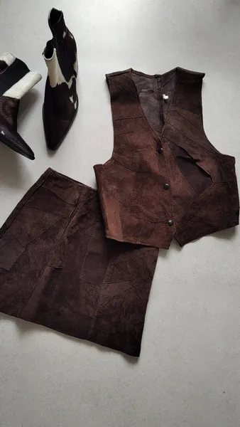 CONJUNTO SAIA E COLETE COURO MARROM (PP)