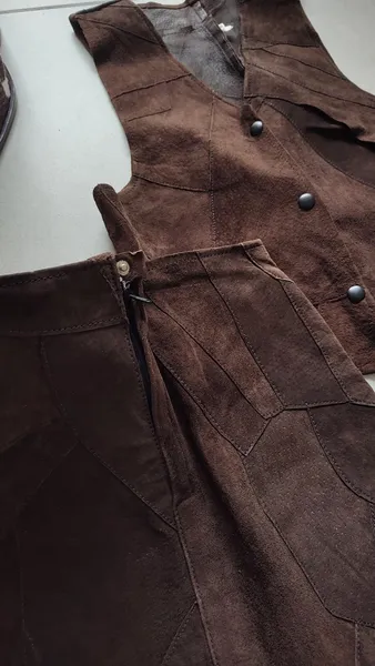 CONJUNTO SAIA E COLETE COURO MARROM (PP)
