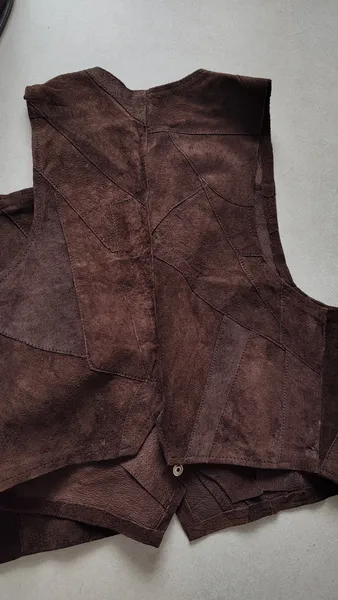 CONJUNTO SAIA E COLETE COURO MARROM (PP)