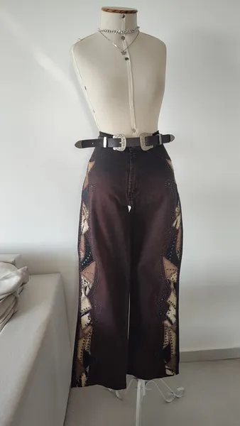 CALÇA RETA ALGODÃO MARROM BORDADOS LATERAIS (M)