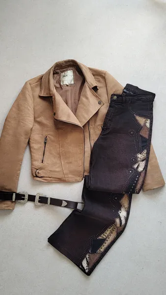 CALÇA RETA ALGODÃO MARROM BORDADOS LATERAIS (M)