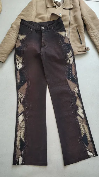 CALÇA RETA ALGODÃO MARROM BORDADOS LATERAIS (M)