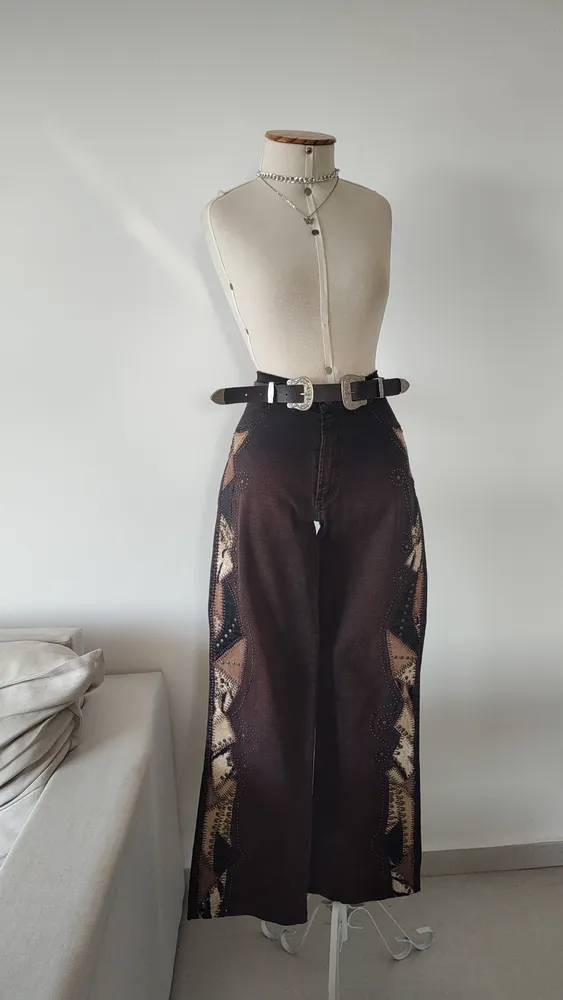 CALÇA RETA ALGODÃO MARROM BORDADOS LATERAIS (M)
