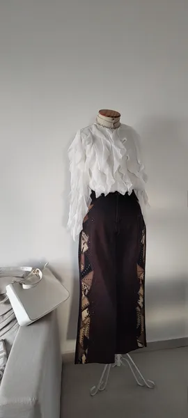 CALÇA RETA ALGODÃO MARROM BORDADOS LATERAIS (M)