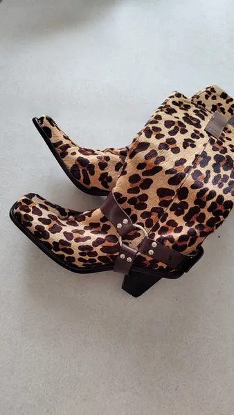 BOTA ANIMAL PRINT COURO FEITO A MÃO (TAM 36)