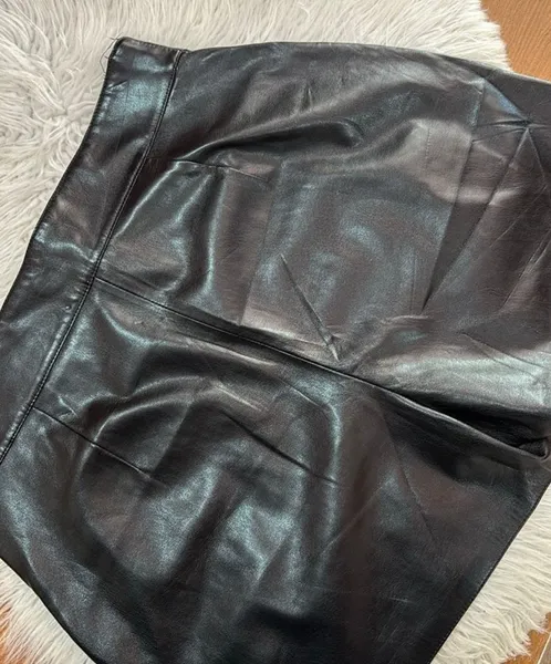 SHORTS ZARA COURO