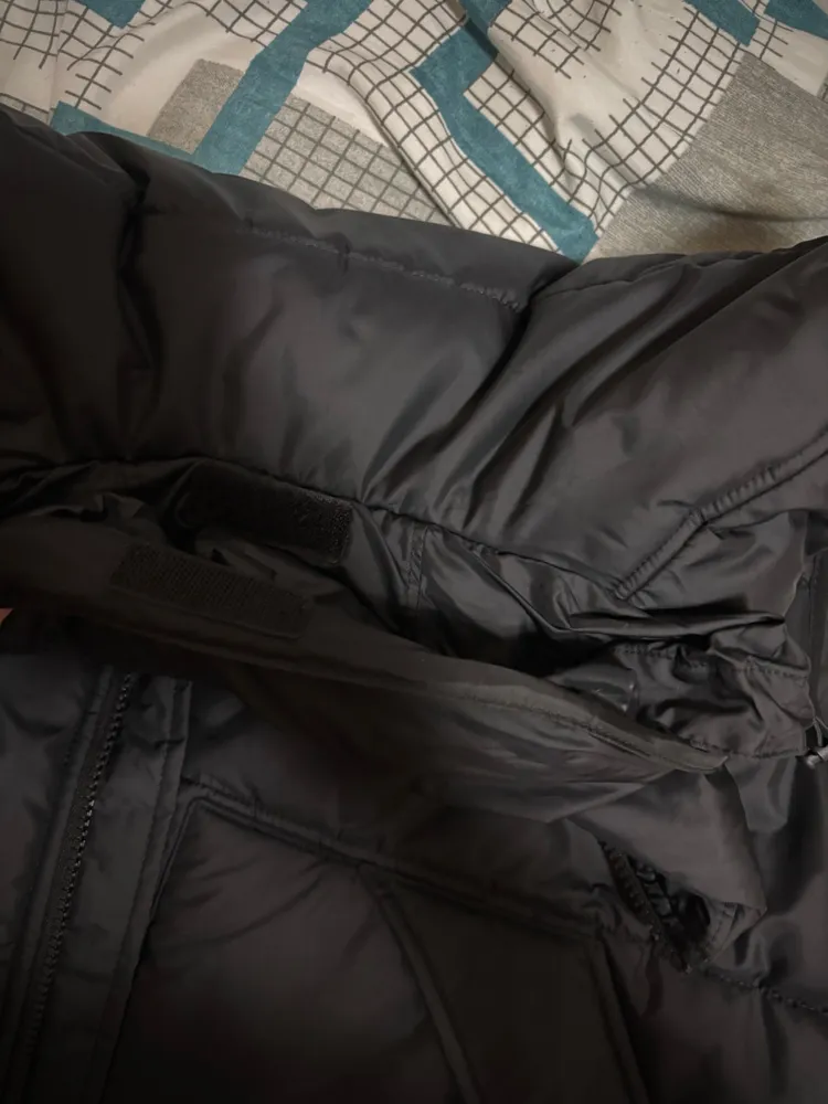 colete puffer levis preto unissex