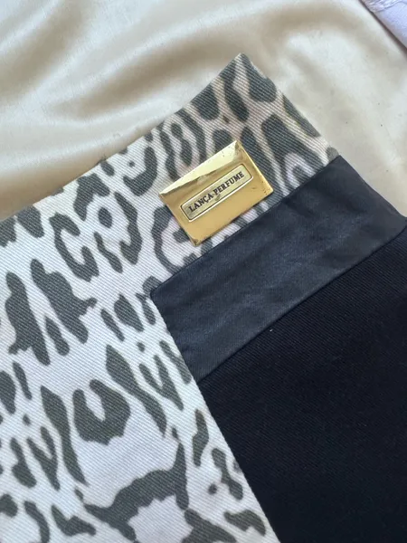 minissaia lanca perfume anos 2000 y2k animal print
