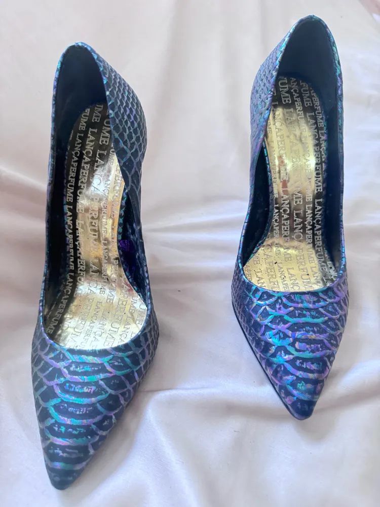 scarpin piton holografico lanca perfume