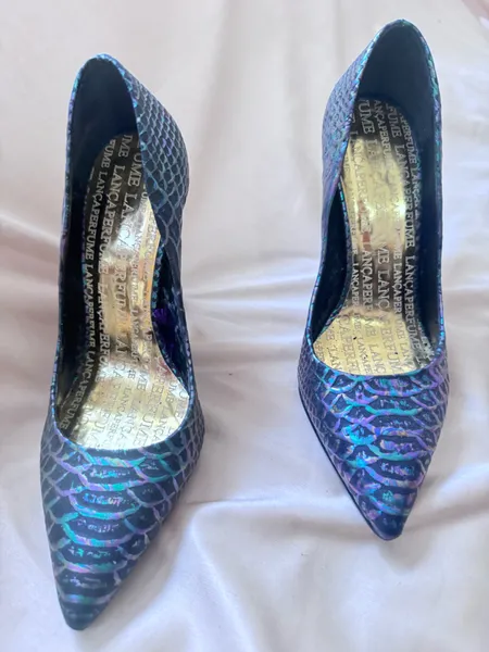 scarpin piton holografico lanca perfume