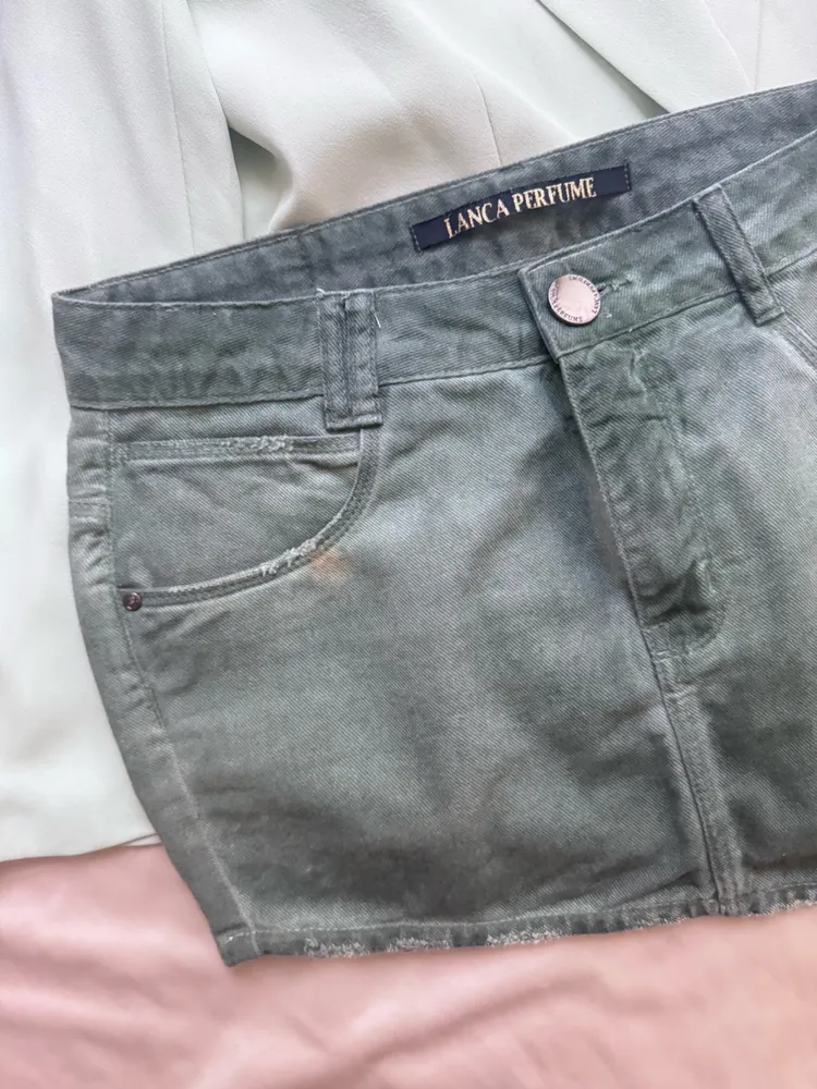 minissaia anos 00 y2k lanca perfume jeans