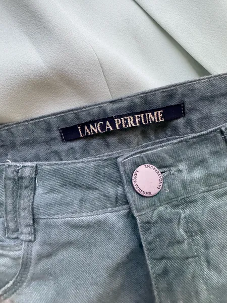 minissaia anos 00 y2k lanca perfume jeans