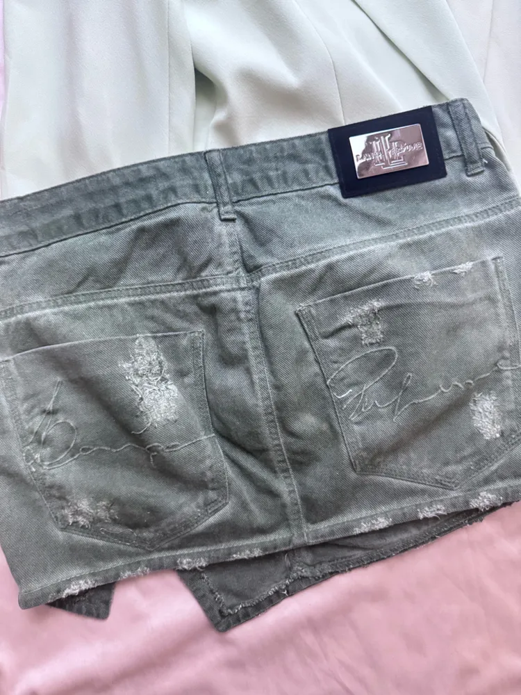 minissaia anos 00 y2k lanca perfume jeans