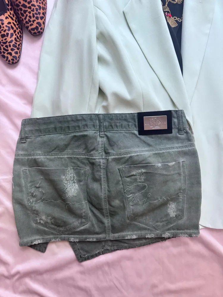 minissaia anos 00 y2k lanca perfume jeans