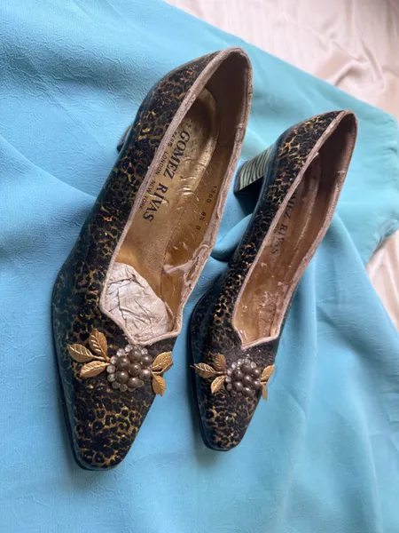 scarpin salto bloco vintage animal print