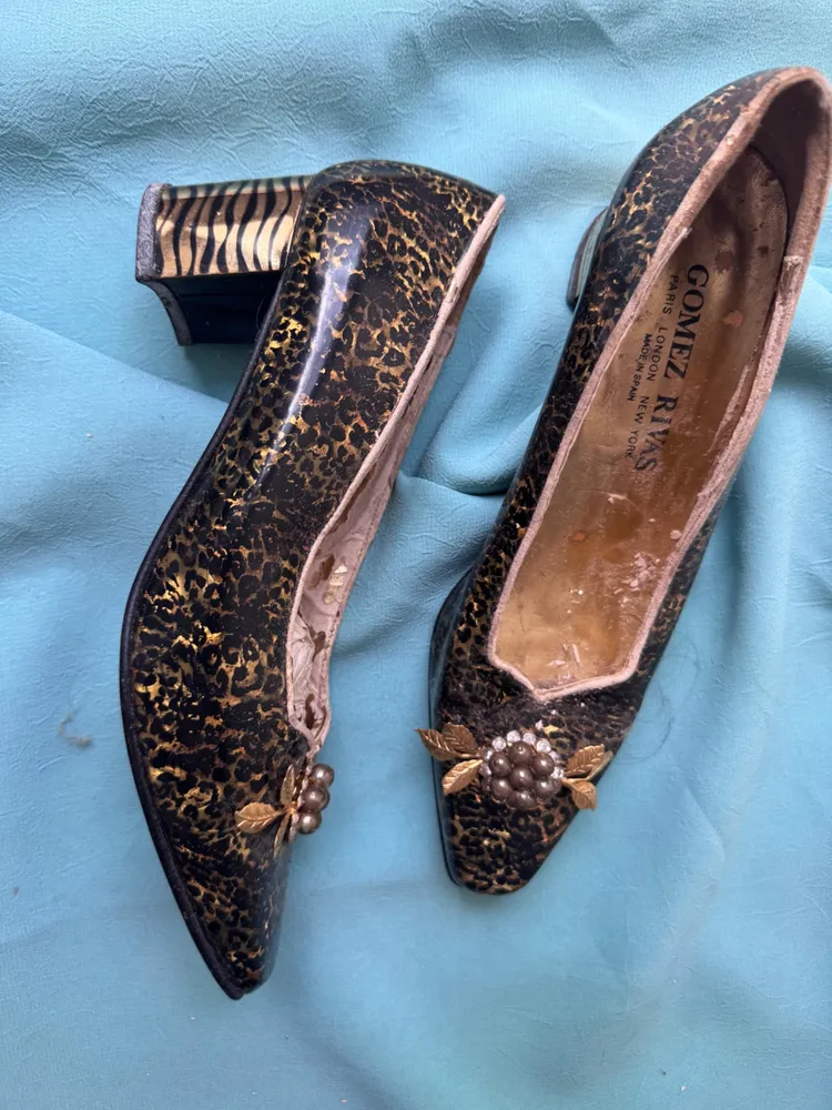 scarpin salto bloco vintage animal print