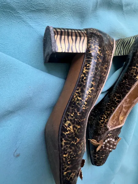 scarpin salto bloco vintage animal print