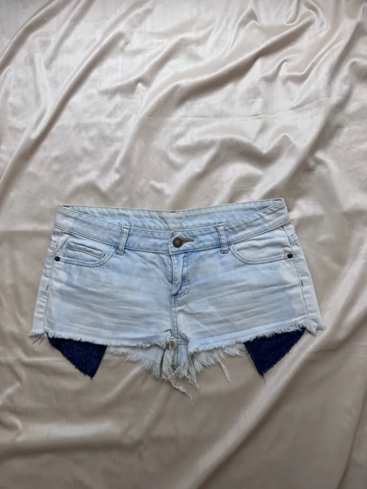 short jeans cintura baixa claro y2k