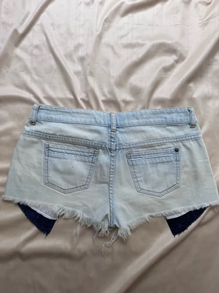 short jeans cintura baixa claro y2k