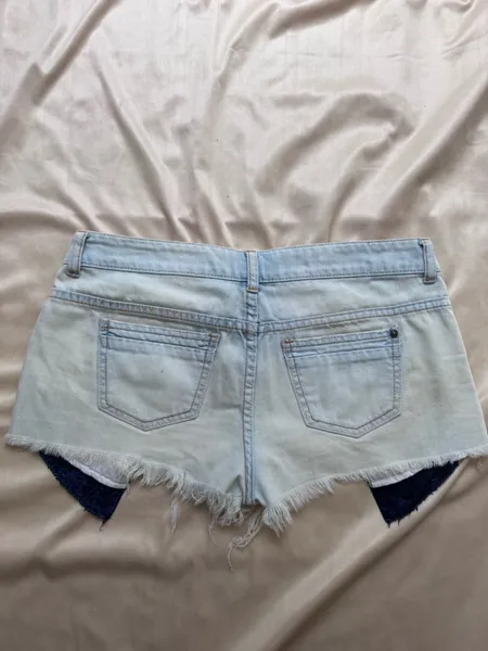 short jeans cintura baixa claro y2k