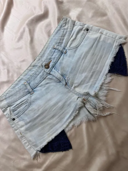 short jeans cintura baixa claro y2k