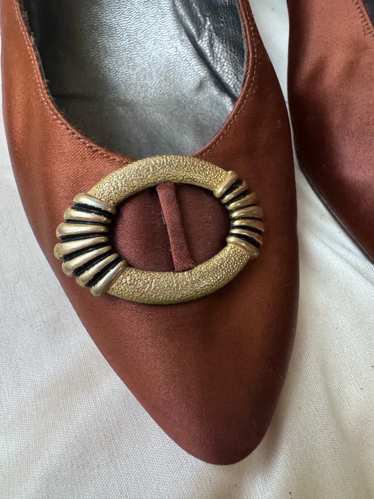 sapato fivela dourada vintage marrom acobreado
