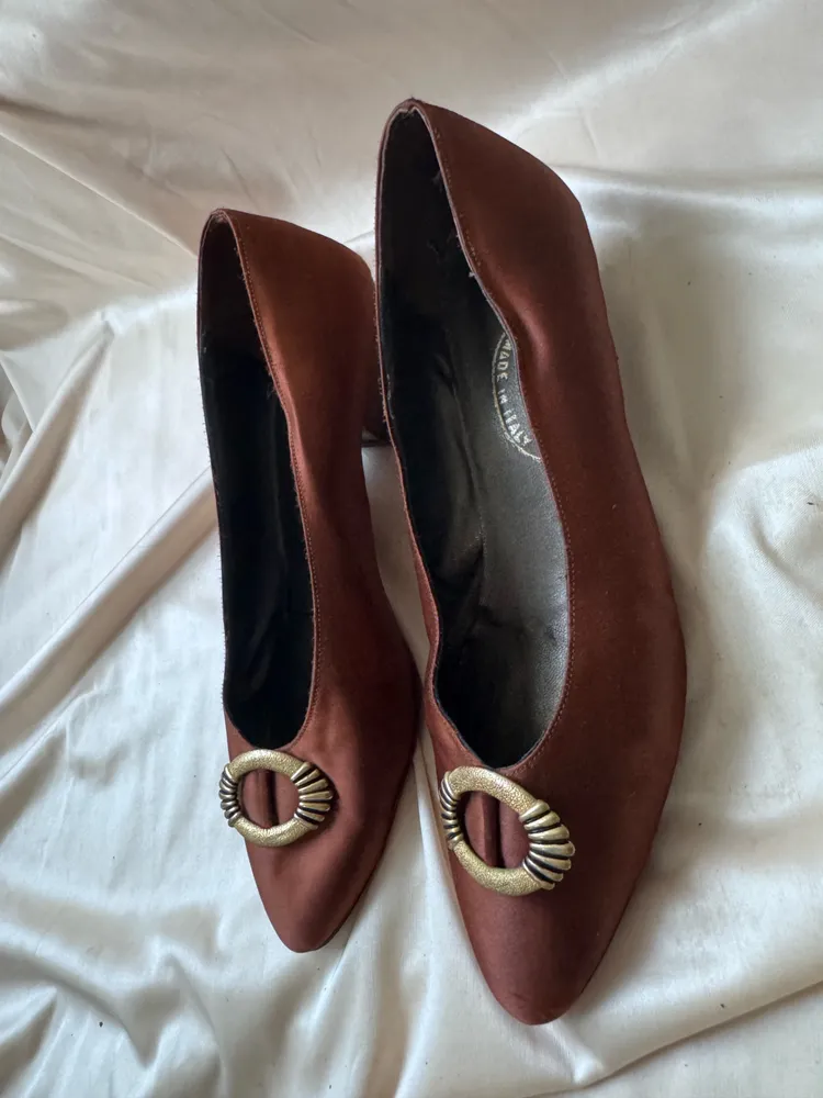 sapato fivela dourada vintage marrom acobreado