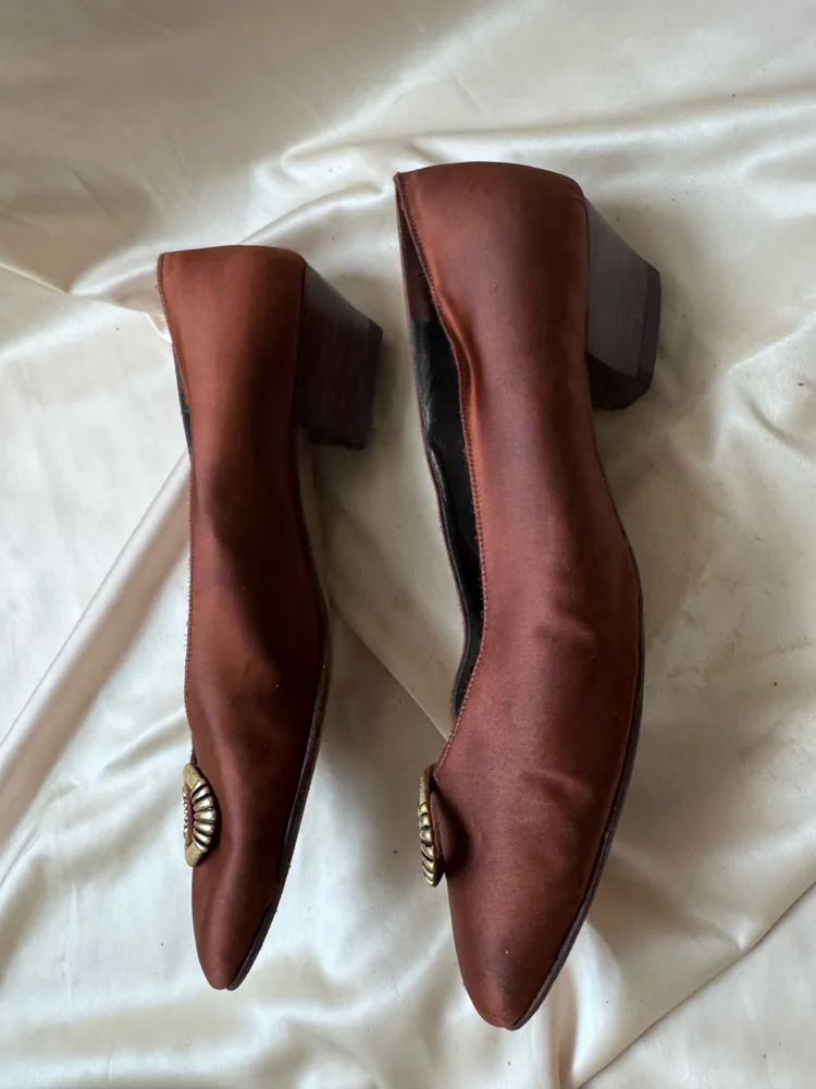 sapato fivela dourada vintage marrom acobreado