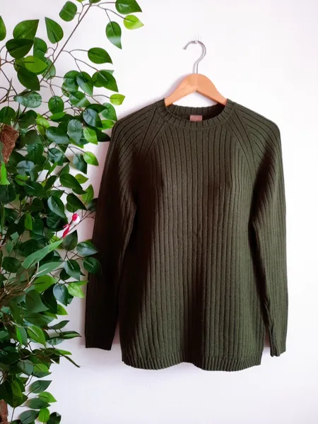 suéter de tricô masculino verde militar