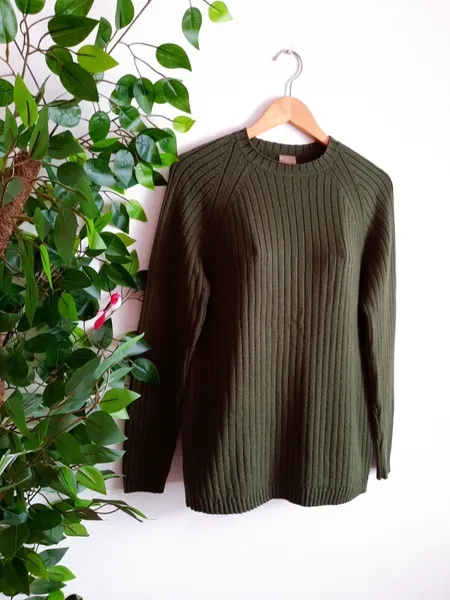 suéter de tricô masculino verde militar