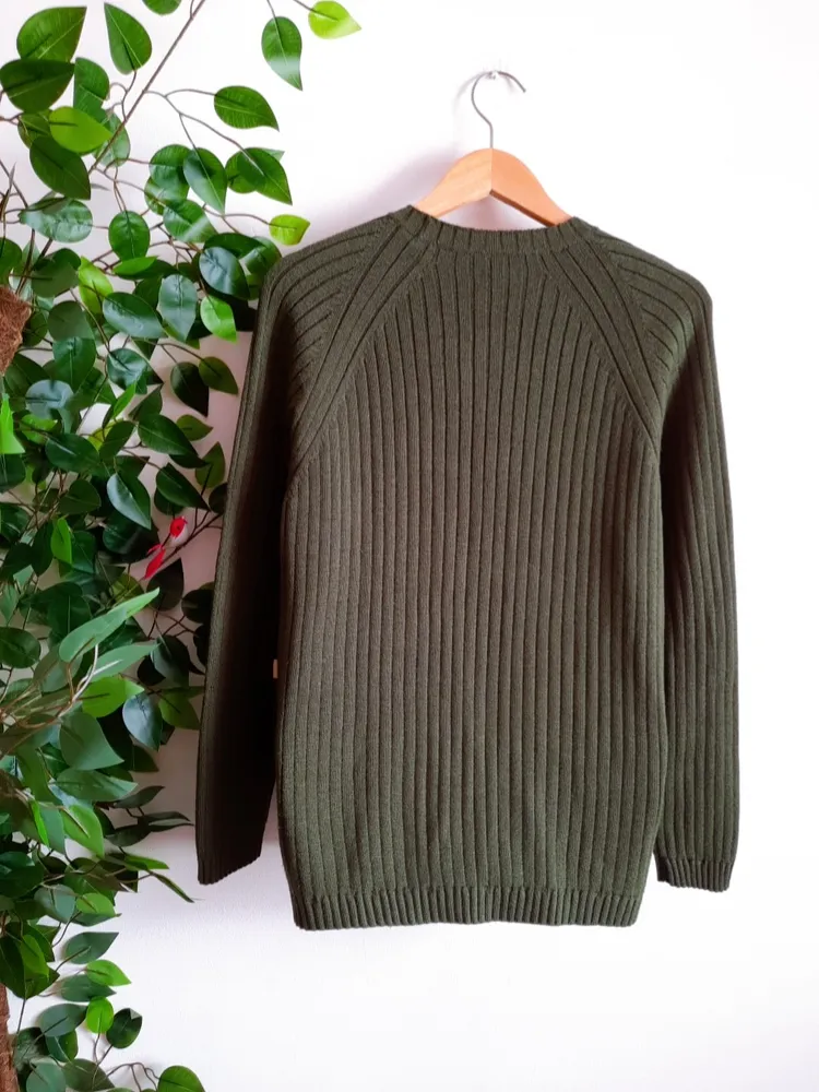 suéter de tricô masculino verde militar