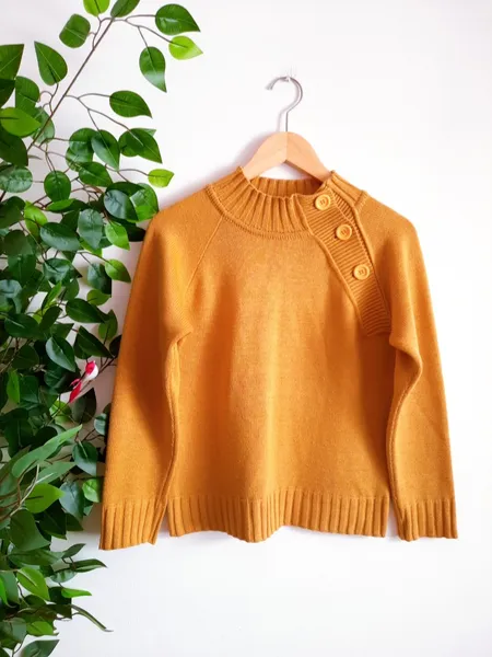 suéter de tricô amarelo mostarda