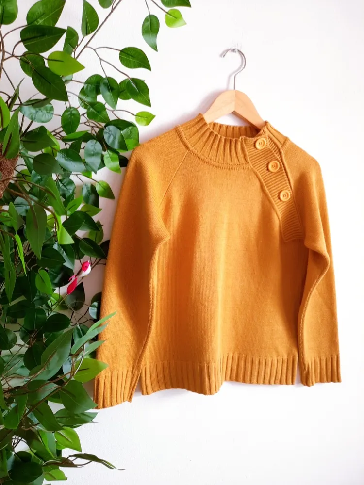 suéter de tricô amarelo mostarda