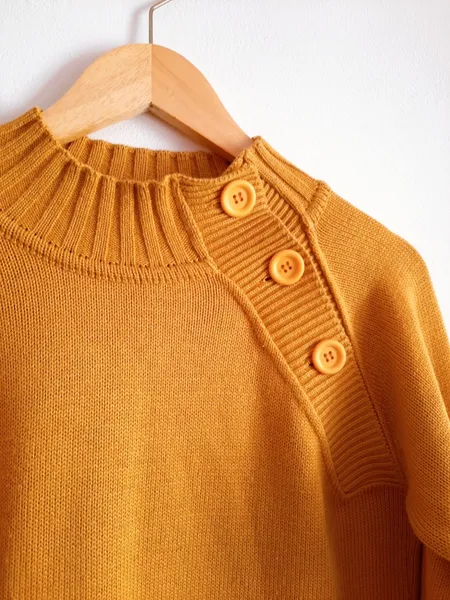 suéter de tricô amarelo mostarda