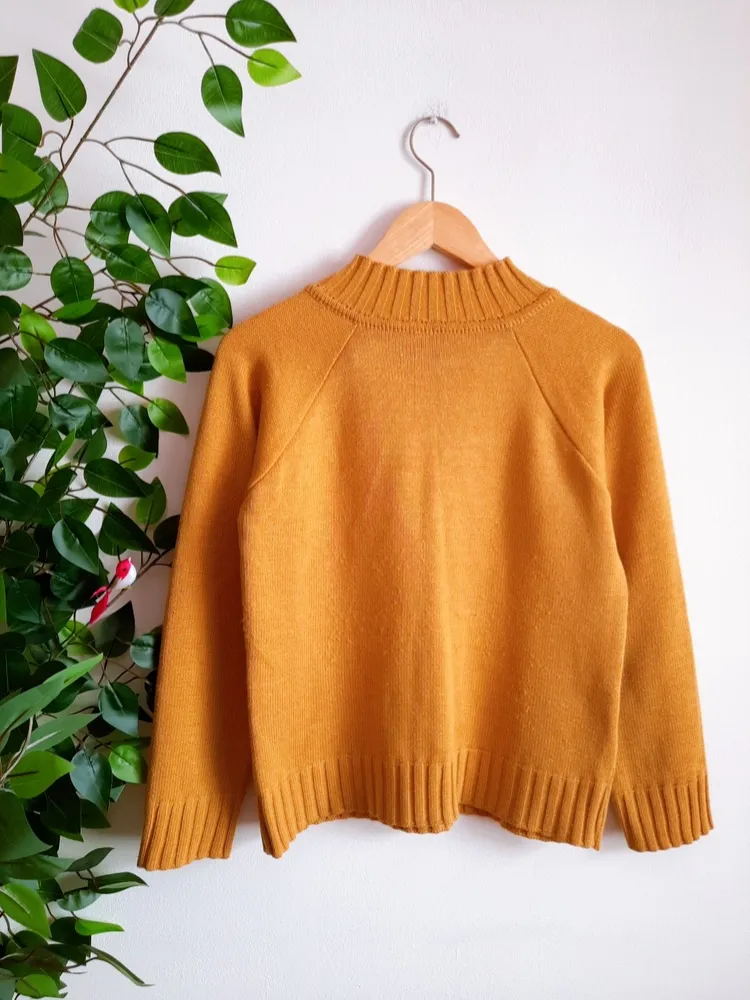suéter de tricô amarelo mostarda