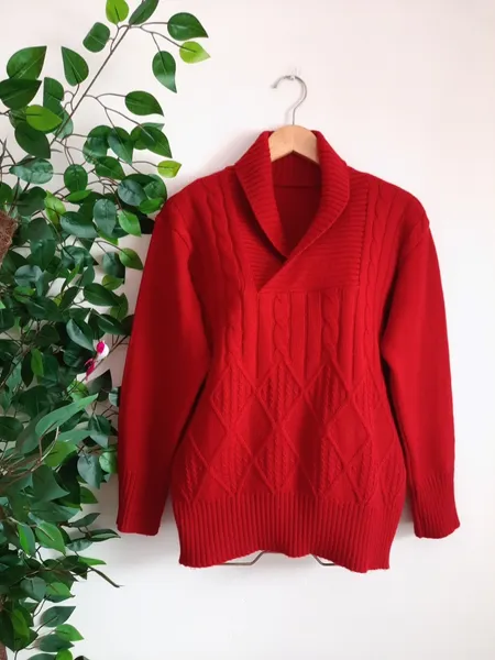 suéter de tricô trabalhado vermelho