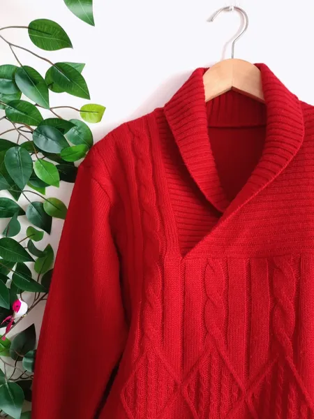 suéter de tricô trabalhado vermelho