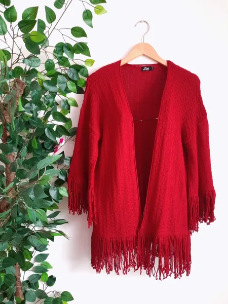 cardigan kimono em tricô vermelho com franjas
