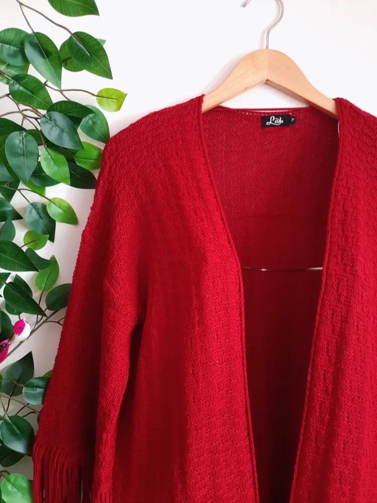 cardigan kimono em tricô vermelho com franjas
