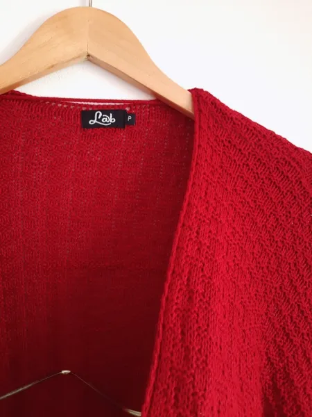 cardigan kimono em tricô vermelho com franjas