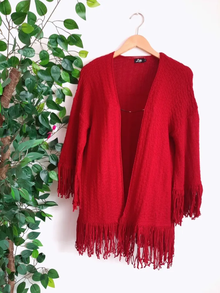 cardigan kimono em tricô vermelho com franjas