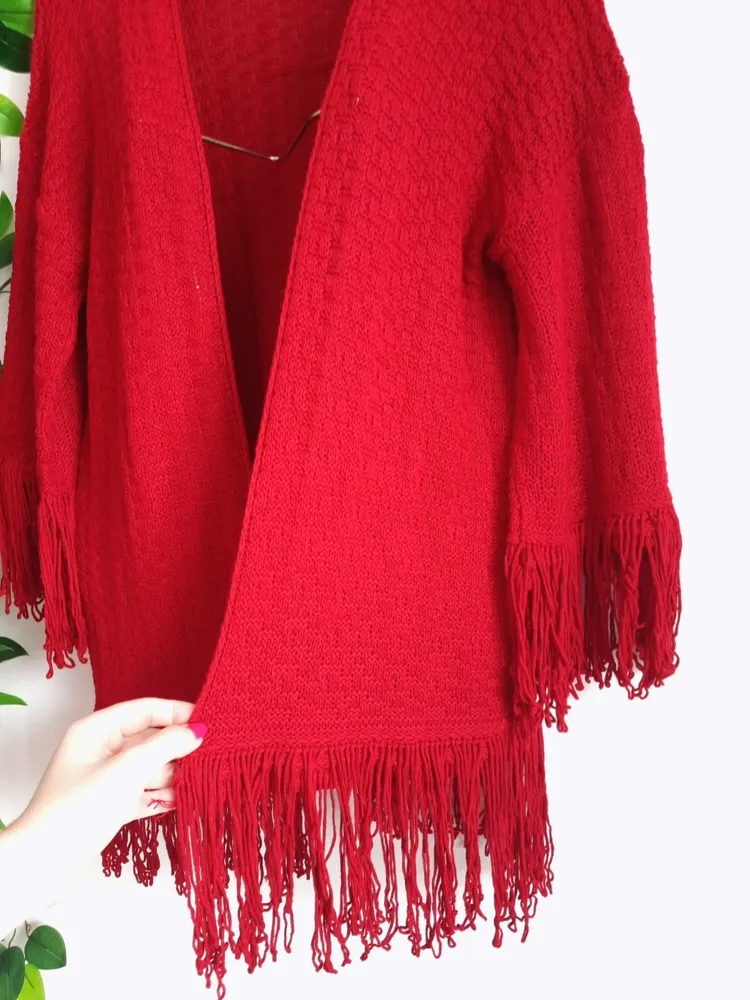 cardigan kimono em tricô vermelho com franjas